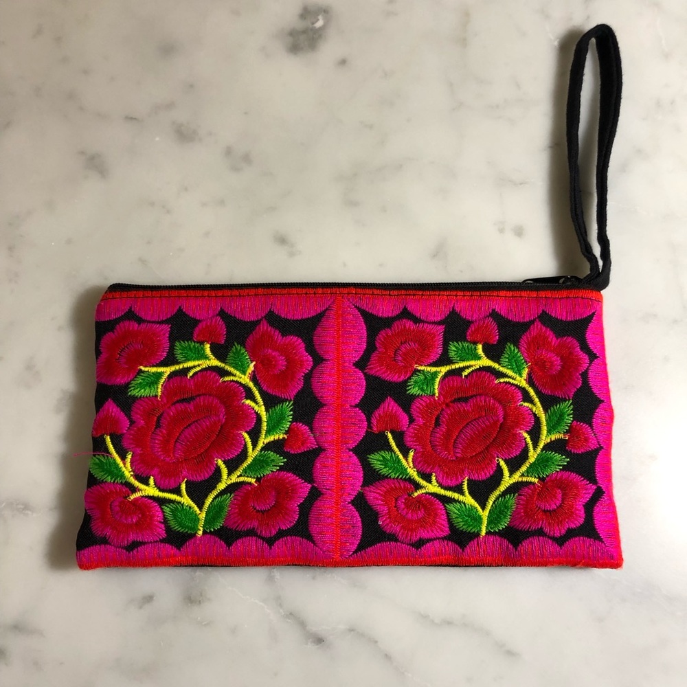 Embroidered Floral Wristlet 🌺